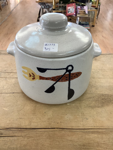 A 1773 vintage West-bend Stoneware 2Qt Bean Crock Pot