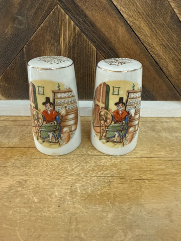 A-4237 Set of 2 yarn working pilgram Salt and Pepper shakers