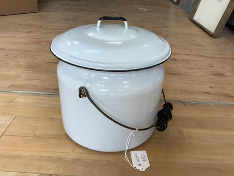 A-4050 WHITE ENAMEL CHAMBER POT WITH LID